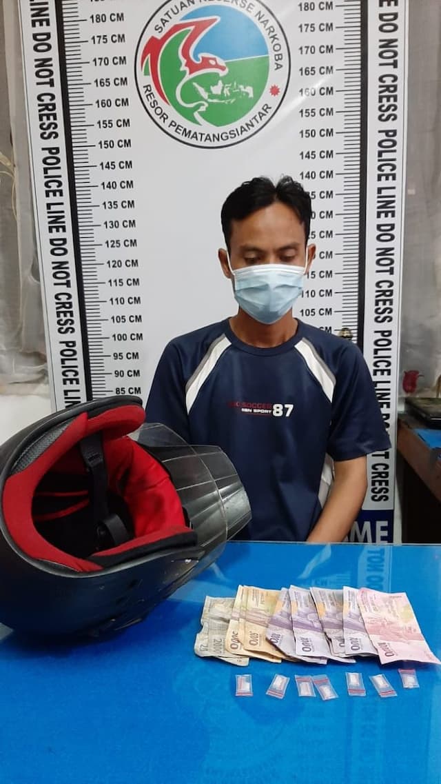pria_ini_simpan_sabu_dalam_helm