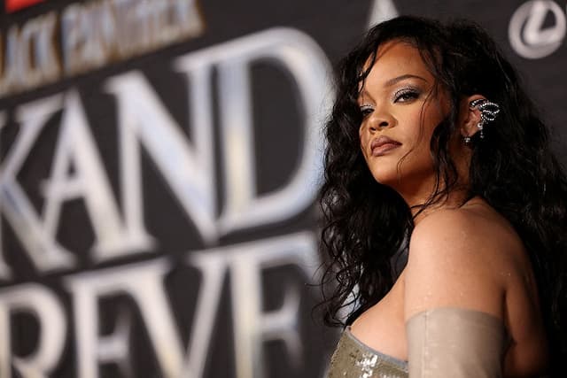 rihanna_ingin_operasi_payudara