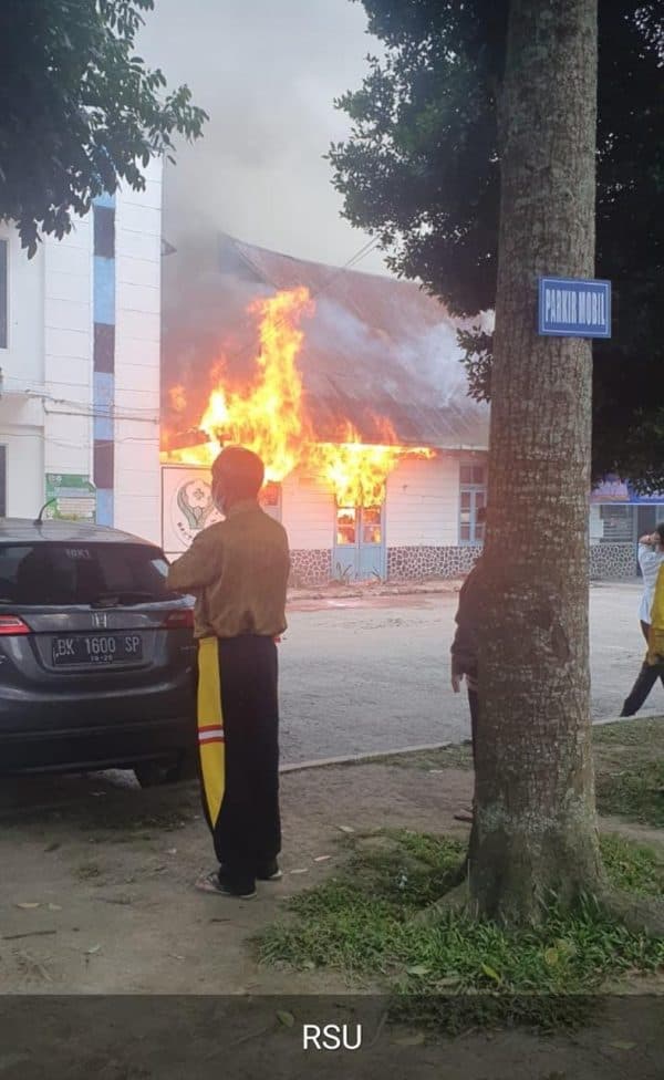 ruang_logistik_rsu_kabanjahe_terbakar