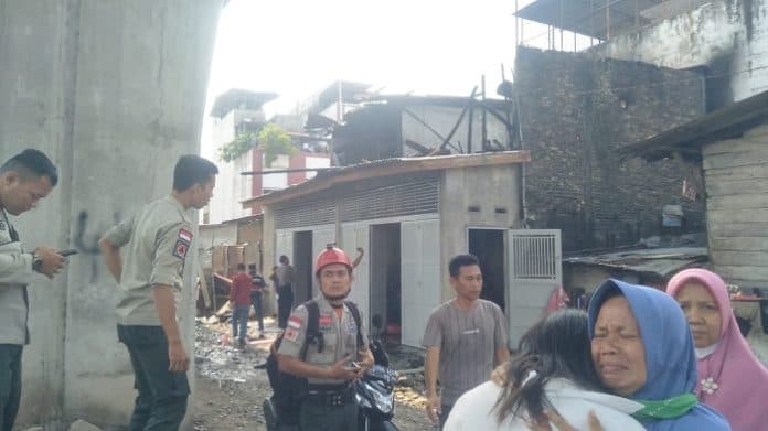 rumah_kepling_di_medan_denai_ludes_terbakar
