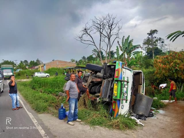 stir_rusak_truk_fuso_terbalik