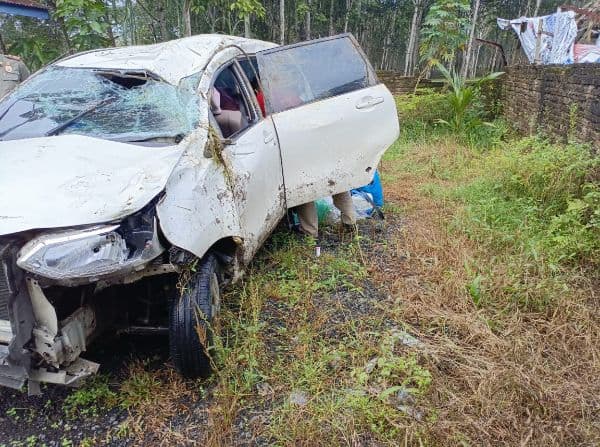 tabrak_sapi_mobil_terbalik_di_tapian_dolok