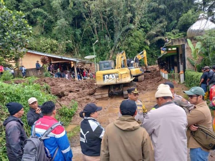 tim_gabungan_evakuasi_korban_tanah_longsor