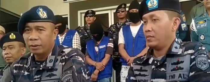 tni_al_tangkap_4_perompak_di_batam