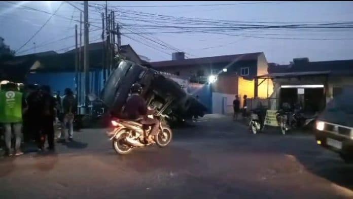 truk_aspal_terbalik_driver_ojol_tertimpa