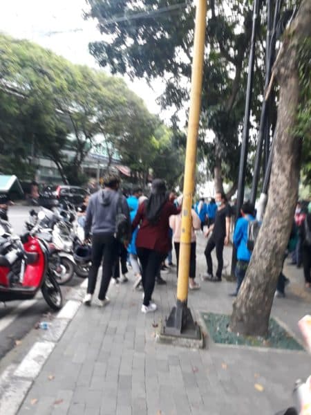 walah_tetap_pacaran_di_tengah_demo