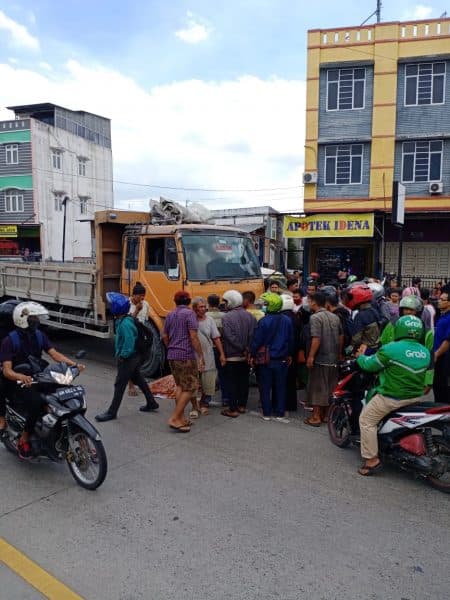 wanita_39_tahun_tewas_dihantam_truk
