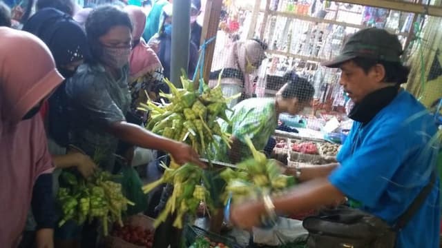 menganyam_rupiah_dari_sarang_ketupat