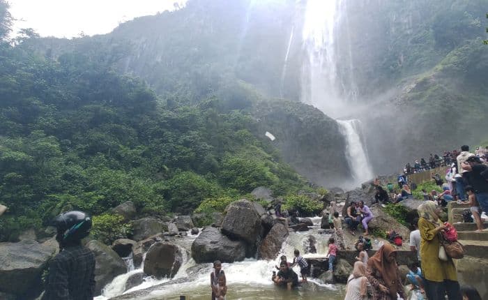 libur_tahun_baru_ribuan_warga_padati_wisata_air_terjun_ponot_asahan