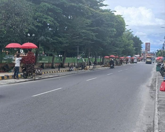 penjual_buah_musiman_padati_jalan_gereja_pematangsiantar