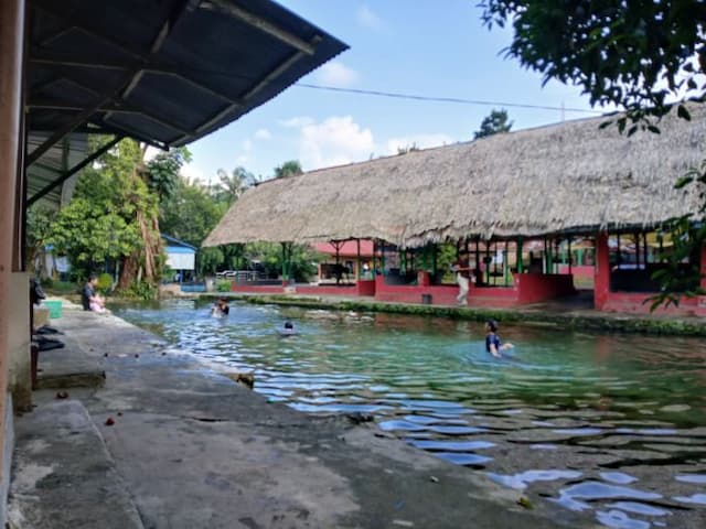 tiga_tempat_pemandian_yang_cocok_dikunjungi_saat_libur_tahun_baru