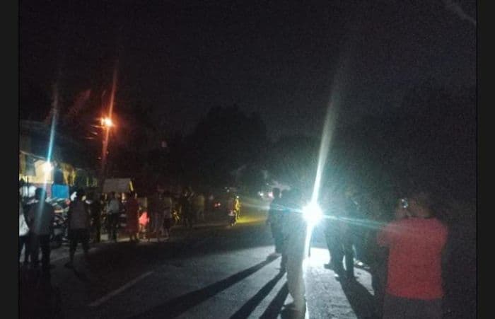 trafo_listrik_di_depan_gereja_gkps_kampung_bulian_tebing_tinggi_terbakar