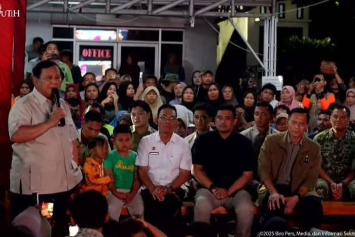 tren_prabowo_rayakan_tahun_baru_2026_membaur_dengan_korban_banjir_di_tapsel_ajak_doa_bersama
