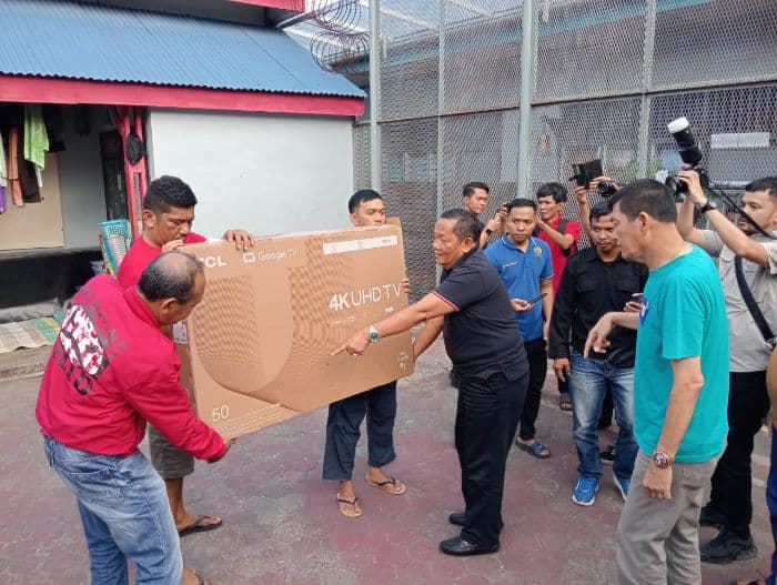 atas_permintaan_napi_anggota_dprri_rapidin_simbolon_berikan_televisi_ke_lapas_pangururan_