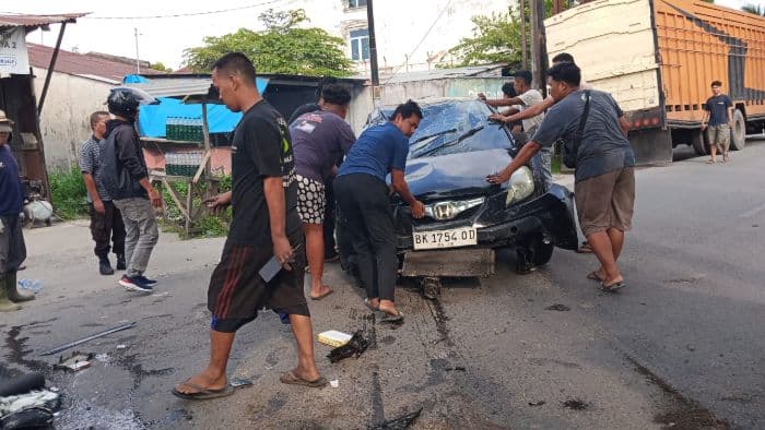 hindari_pemotor_satu_unit_minibus_tabrak_tiang_listrik