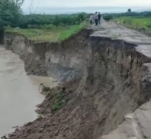 tanggul_sungai_ular_dikorek_setiap_hari_jalan_ke_ladang_warga_putus