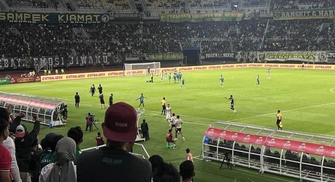diwarnai_kartu_merah_babak_pertama_persebaya_vs_dewa_united_sama_kuat_11