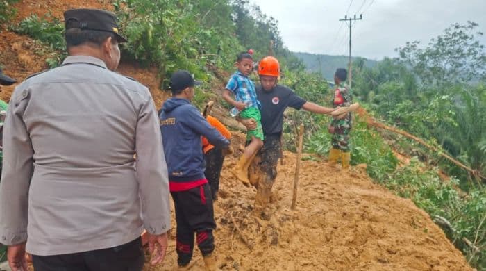 longsor_jalan_penghubung_sosopan_menuju_sibuhuan_palas_putus_total