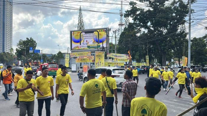 musda_partai_golkar_sumut_ratusan_simpatisan_terlibat_kericuhan_di_luar_hotel