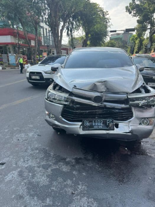 tabrakan_beruntun_di_depan_wisma_benteng_pengendara_motor_terluka