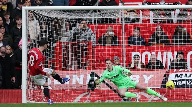 drama_var_kartu_merah_dan_penalti_man_united_bangkit_tumbangkan_crystal_palace_21