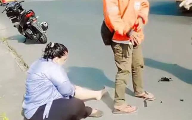 sepeda_motor_tabrakan_dengan_becak_barang_di_jembatan_paluh_kemiri_pengendara_terluka