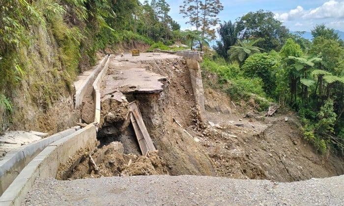 jalan_ring_road_samosir_putus_total_warga_soroti_kualitas_pembangunan