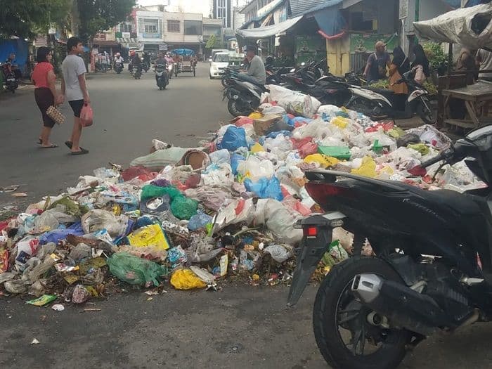 lebaran_kedua_sampah_masih_berserak_penuhi_badan_jalan_di_kota_binjai