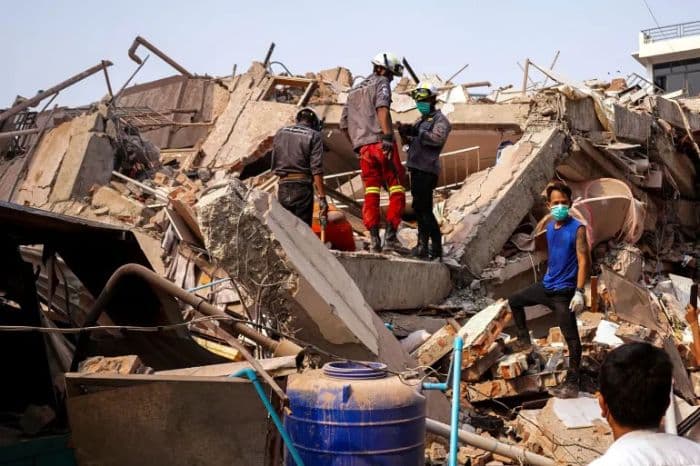 minim_peralatan_dan_besarnya_skala_kerusakan_tim_penyelamat_korban_gempa_myanmar_berpacu_dengan_waktu