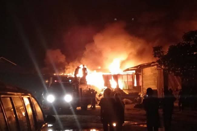 pasar_monza_tanjung_balai_dibakar_pakai_bensin_polisi_tangkap_pelaku