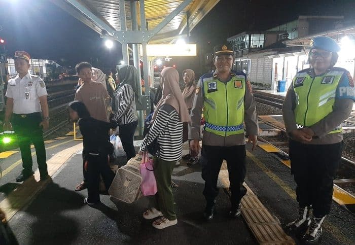 polisi_pastikan_keamanan_arus_mudik_di_stasiun_kereta_api_tebing_tinggi