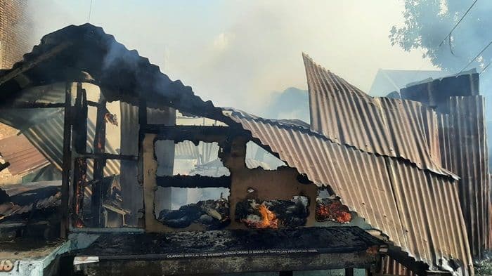rumah_semi_permanen_hangus_terbakar_saat_lebaran_kedua_di_medan