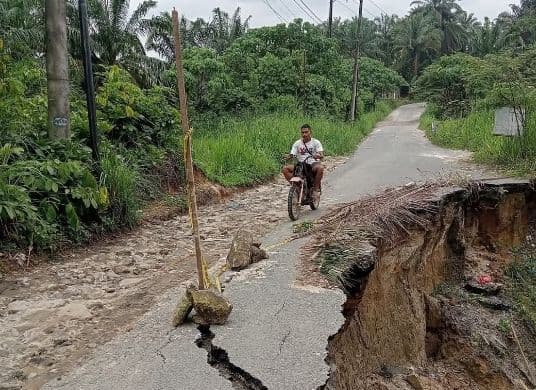 waspada_jalan_penghubung_siantarkisaran_di_mandoge_asahan_nyaris_putus