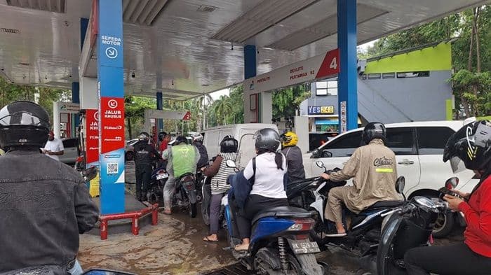 antrean_bbm_mengular_di_medan_pembelian_pertalite_dibatasi_rp100_ribu_per_motor