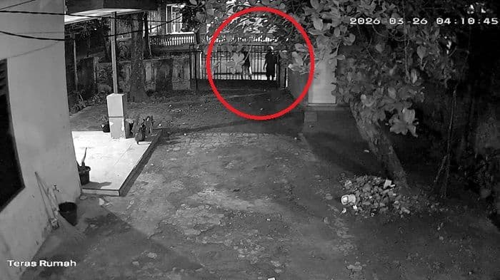 dua_rayap_besi_terekam_cctv_pagar_rumah_warga_medan_timur_dicuri