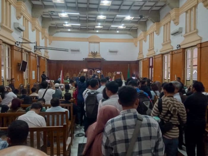 ratusan_pengunjung_padati_ruang_sidang_putusan_amsal_sitepu_di_pn_medan