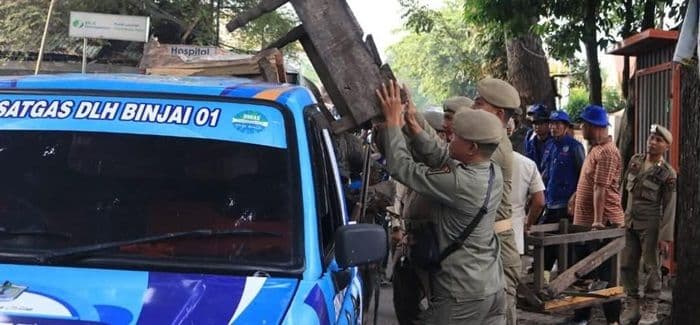 satpol_pp_binjai_bongkar_lapak_pkl_di_jalan_olahraga_rth_dikembalikan_fungsinya