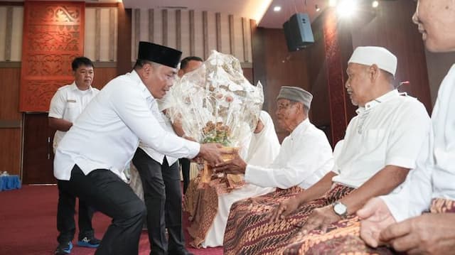 wakil_bupati_lom_lom_suwondo_tepung_tawari_dan_buka_manasik_562_calon_haji_deli_serdang