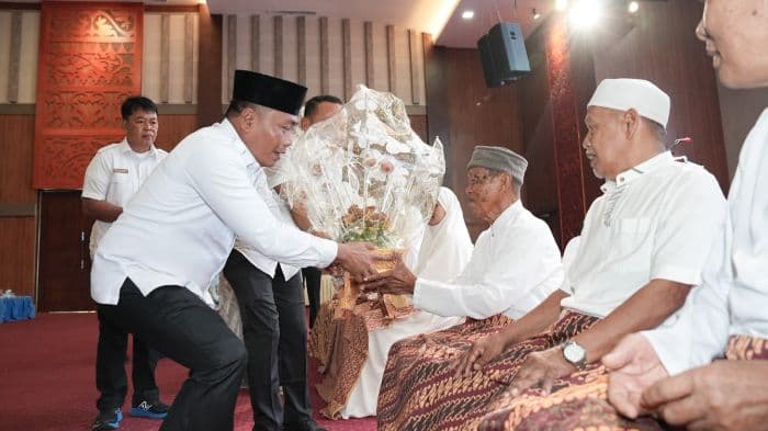 wakil_bupati_lom_lom_suwondo_tepung_tawari_dan_buka_manasik_562_calon_haji_deli_serdang