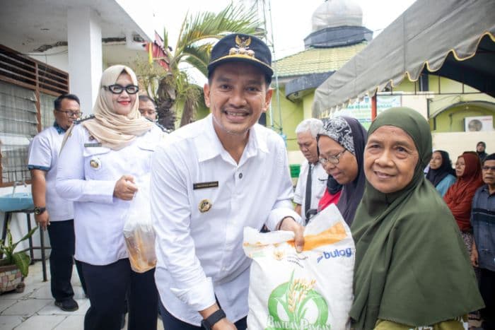 wali_kota_iman_irdian_saragih_salurkan_bantuan_pangan_di_kecamatan_padang_hilir_kota_tebing_tinggi