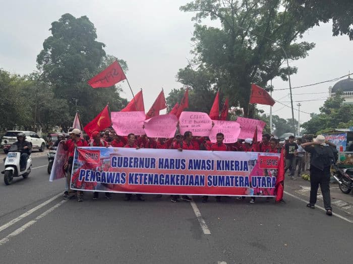 aksi_may_day_di_medan_spms_dan_mahasiswa_bergerak_ke_dprd_sumut_bawa_6_tuntutan