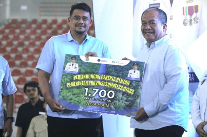 bupati_asahan_terima_1700_kartu_bpjs_ketenagakerjaan_saat_may_day_sumut_2026