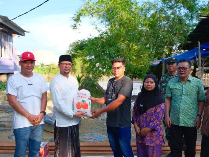 bupati_fery_sahputra_simatupang_serahkan_bantuan_material_bagi_warga_terdampak_angin_kencang_di_kotapinang