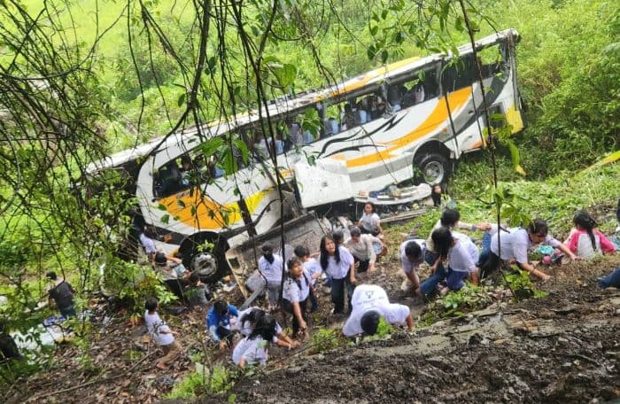 bus_anak_sekolah_minggu_masuk_jurang_di_jalinsum_toba_belasan_penumpang_selamat