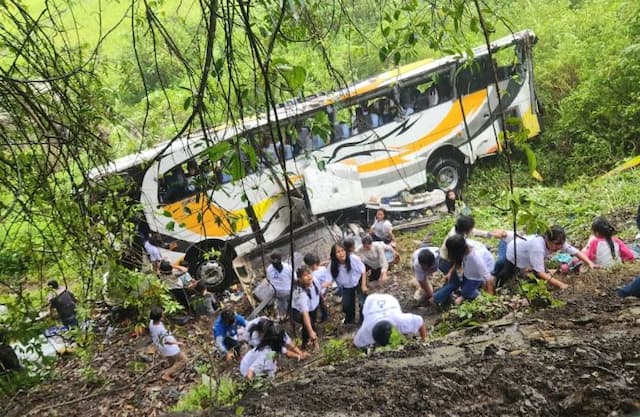 bus_anak_sekolah_minggu_masuk_jurang_di_jalinsum_toba_belasan_penumpang_selamat