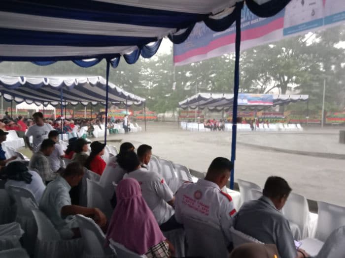 diguyur_hujan_buruh_pematangsiantar_tetap_suarakan_10_tuntutan_di_may_day_2026