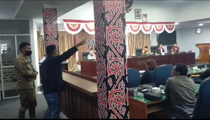 dua_aktivis_interupsi_rapat_paripurna_dprd_dairi_minta_klarifikasi_bupati