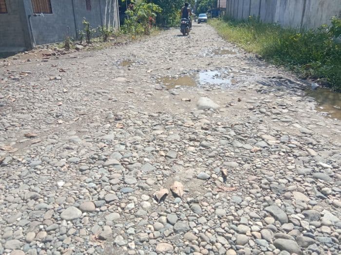 jalan_100_meter_di_depan_smkn_1_barumun_tak_pernah_diaspal_sejak_palas_mekar