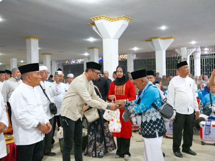 lepas_147_calon_jemaah_haji_labusel_bupati_fery_titip_pesan_jaga_niat_dan_nama_baik_daerah