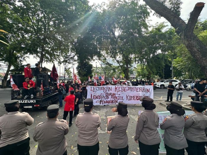 may_day_2026_gmni_gaungkan_12_tuntutan_saat_demo_di_dprd_sumut
